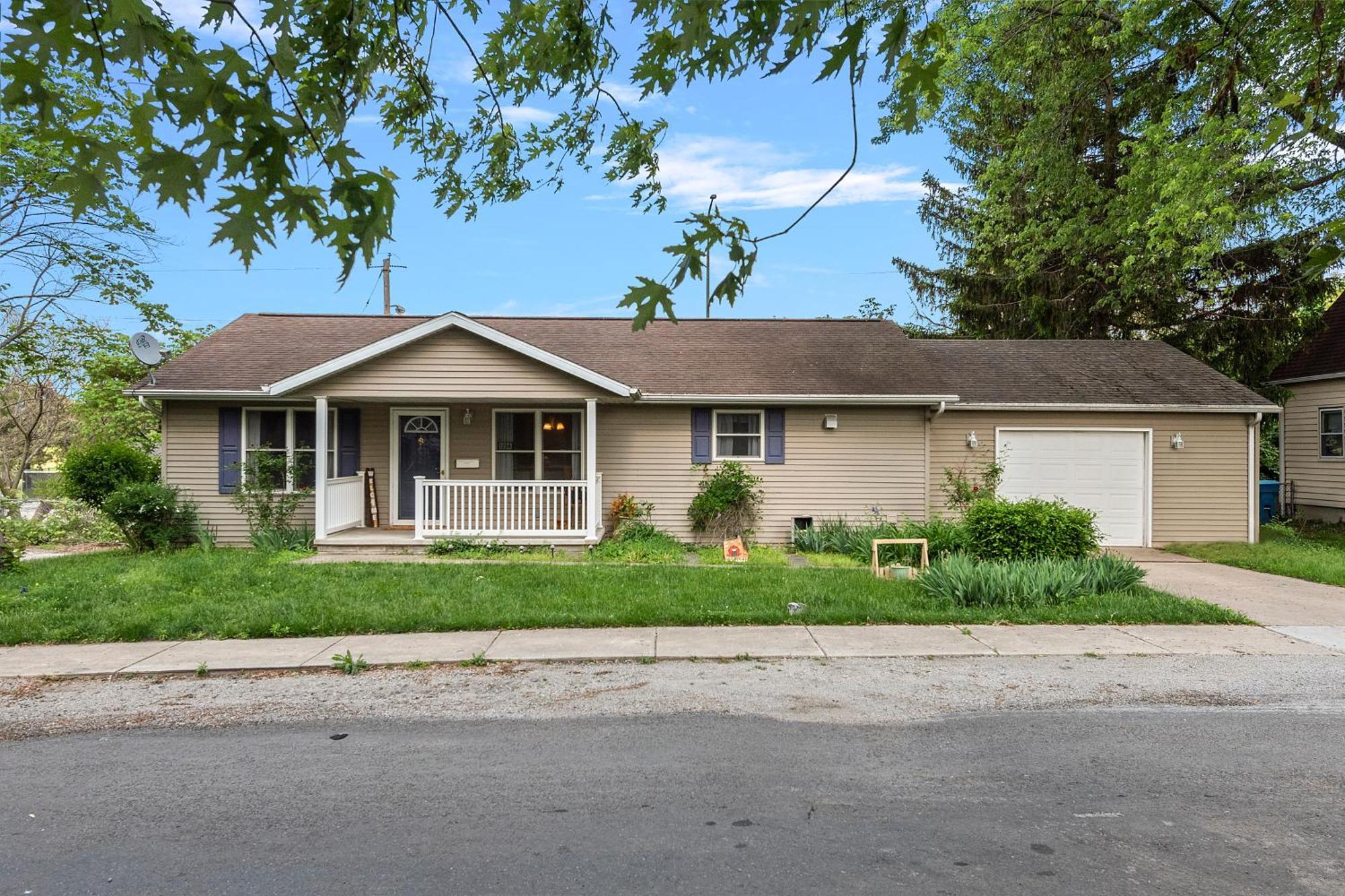 Modern Bungalow Home With Mid-Century Flair Springfield Exterior photo